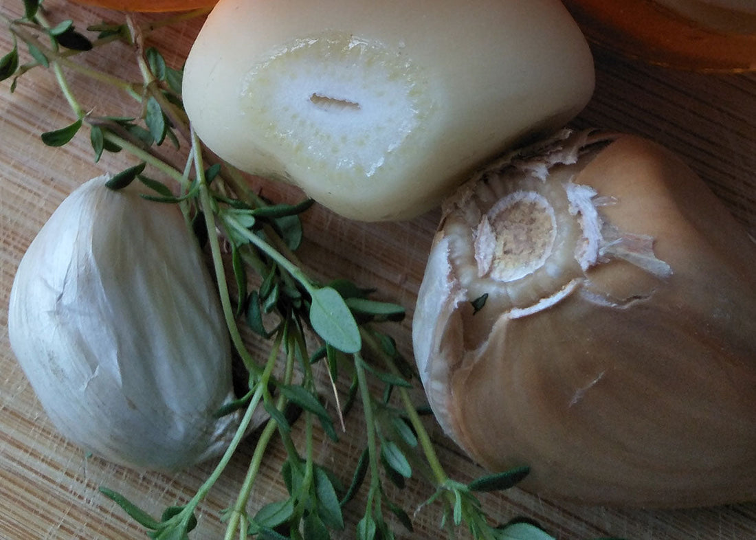 Garlic cloves and thyme